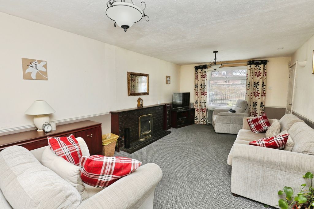 Property photo 2 of 15 Lounge