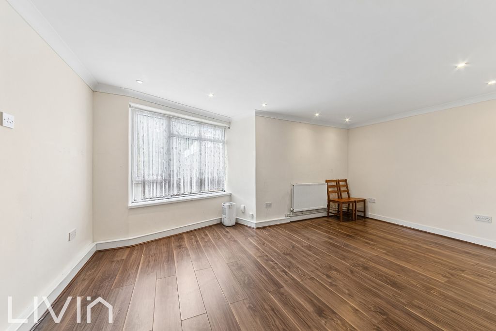 Property photo 2 of 8 Oakfield Court 16 -6