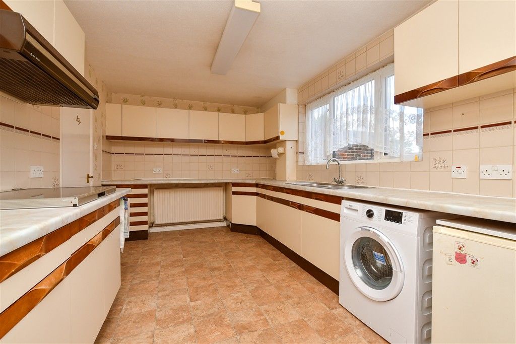 Property photo 3 of 17 Kitchen