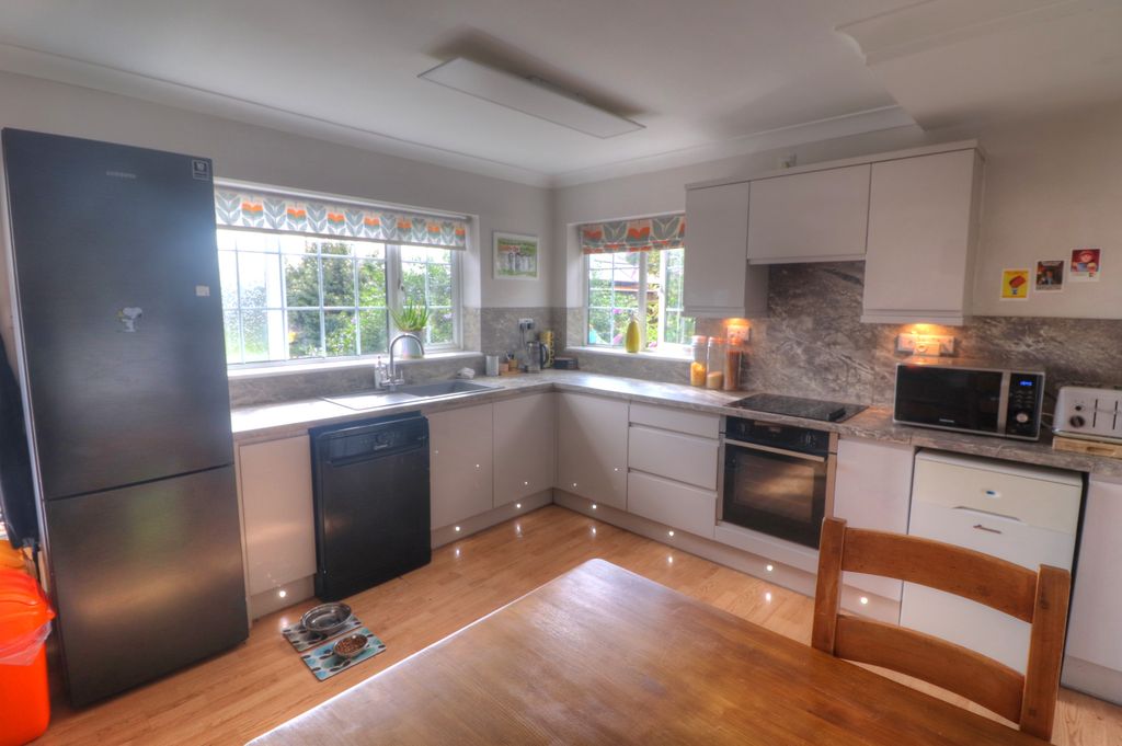 Property photo 3 of 22 Kitchen 2