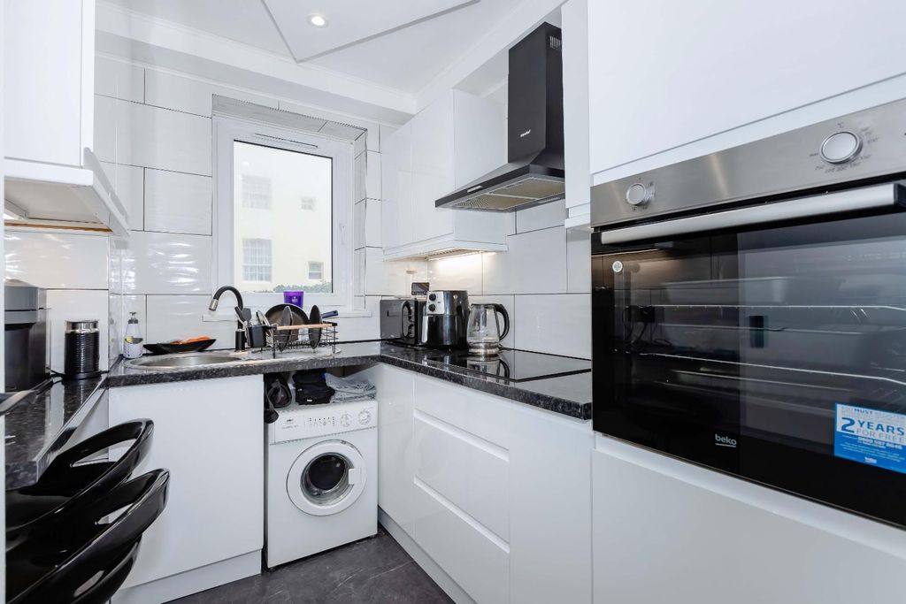 Property photo 2 of 11 Cavendish.Jpg