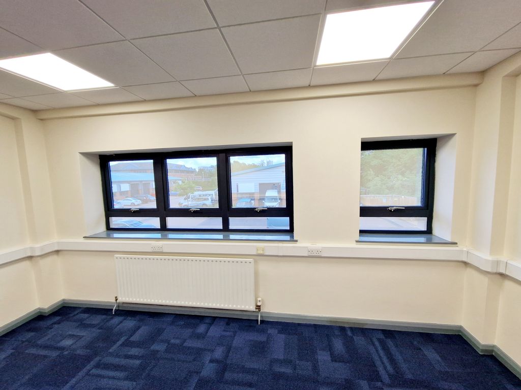 Property photo 1 of 10 Unit 90 To Let