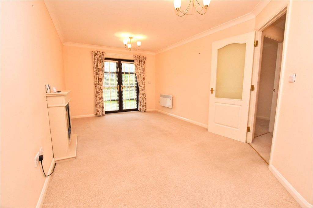 Property photo 3 of 15 Lounge