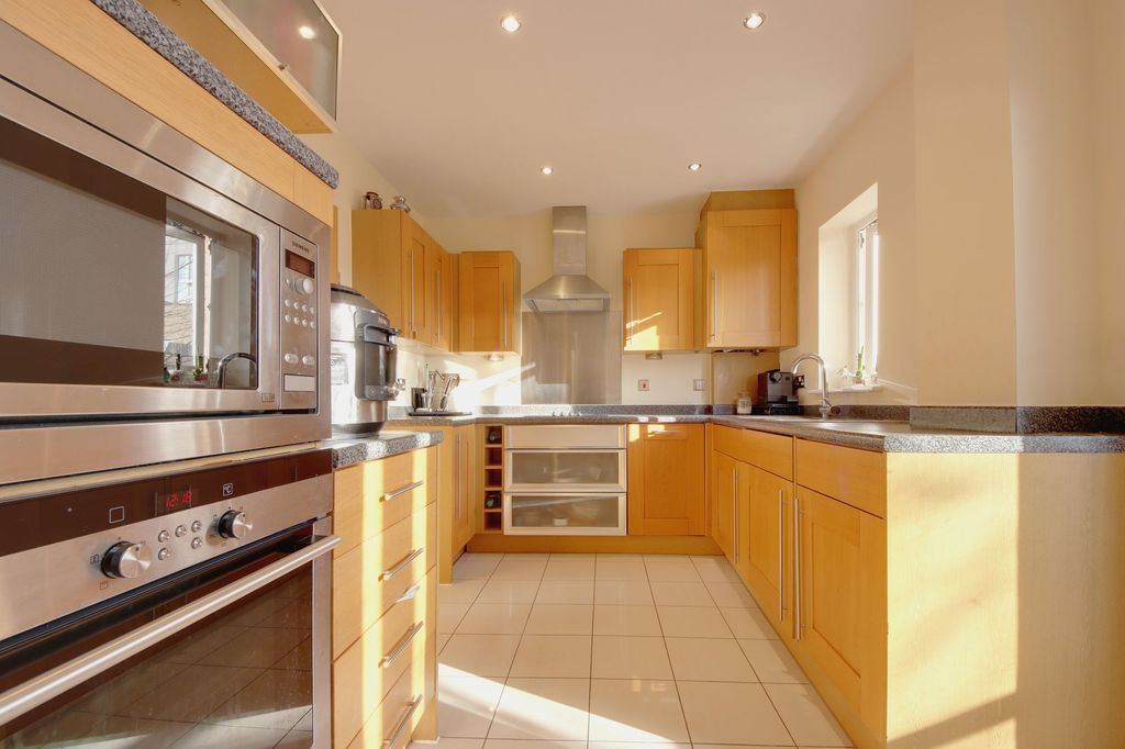 Property photo 3 of 10 Kitchen