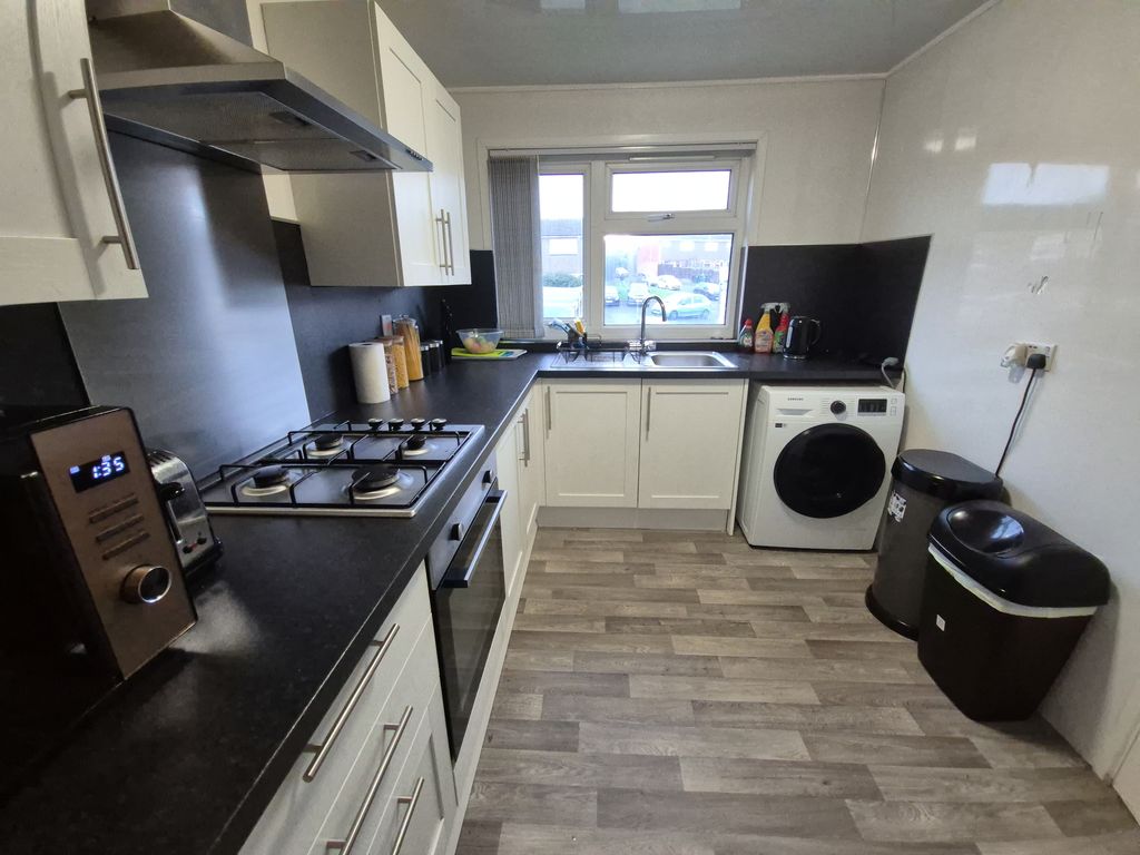 Property photo 3 of 8 Kitchen