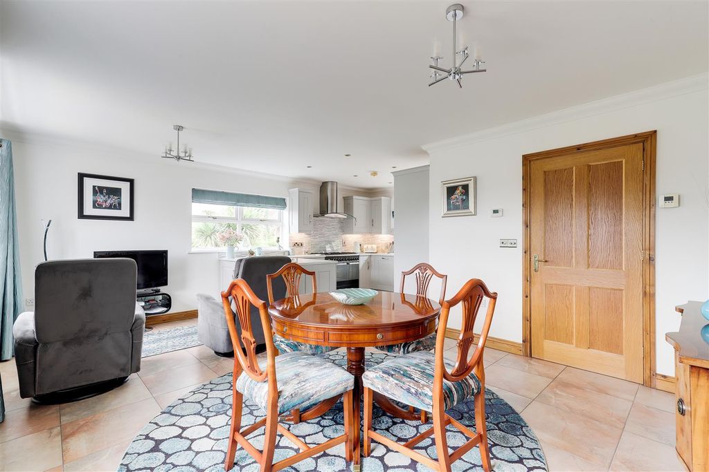Property photo 3 of 30 10158.Jpg