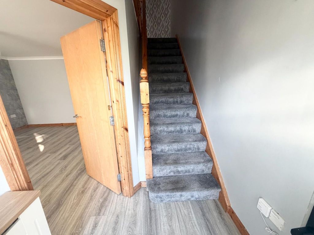 Property photo 2 of 18 Hallway