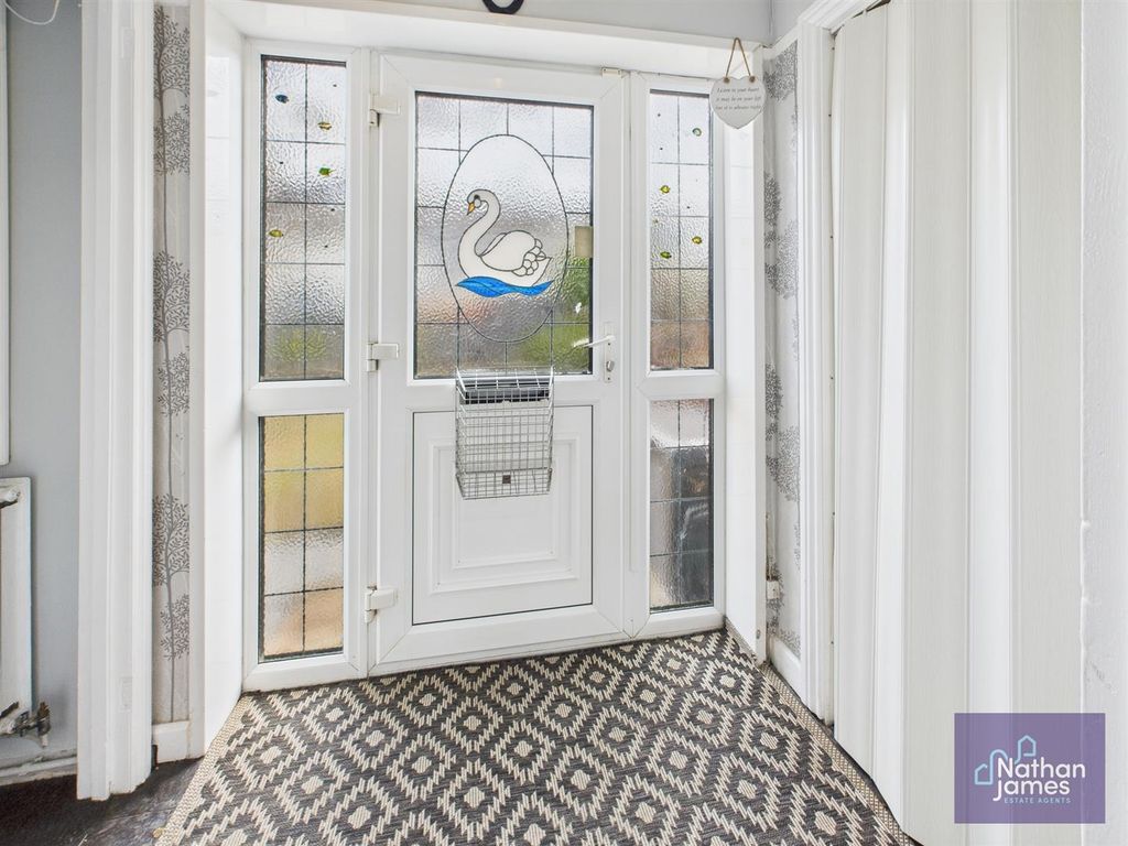 Property photo 3 of 14 Entrance Hall