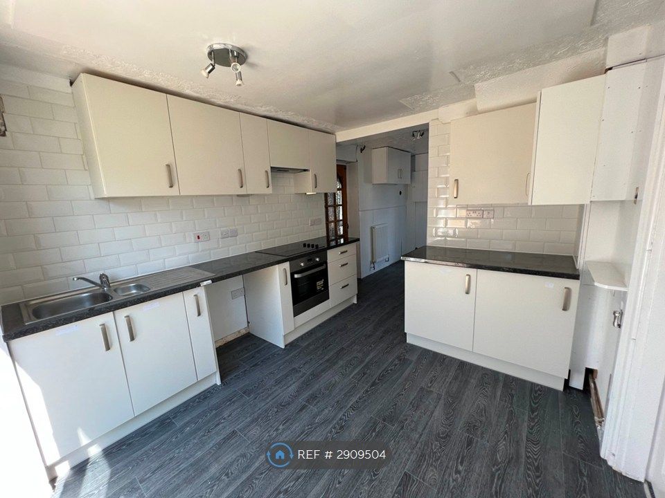 Property photo 2 of 7 Kitchen