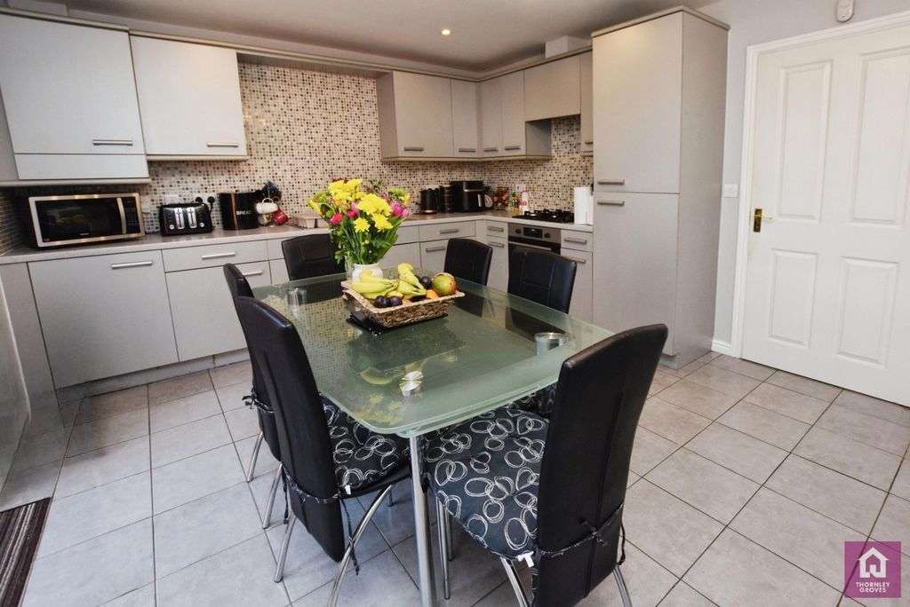 Property photo 3 of 20 Kitchen