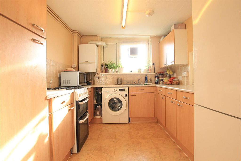 Property photo 3 of 9 Kitchen