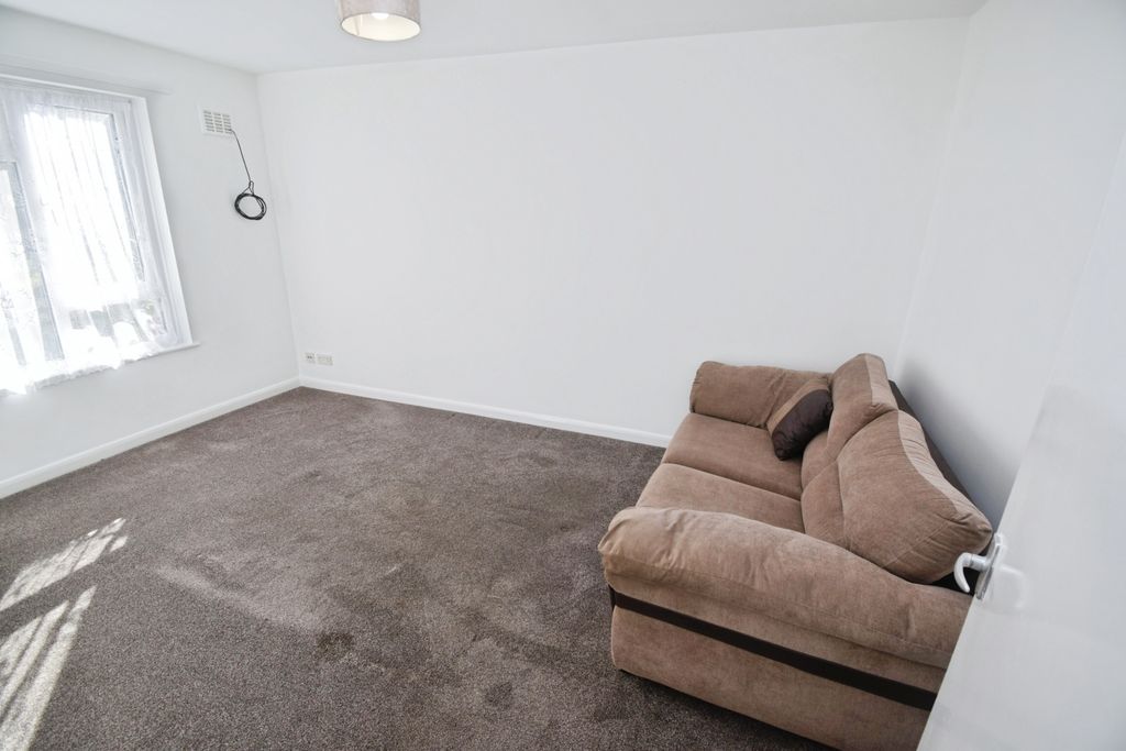 Property photo 2 of 7 5125Aa65-liv 20Room 202