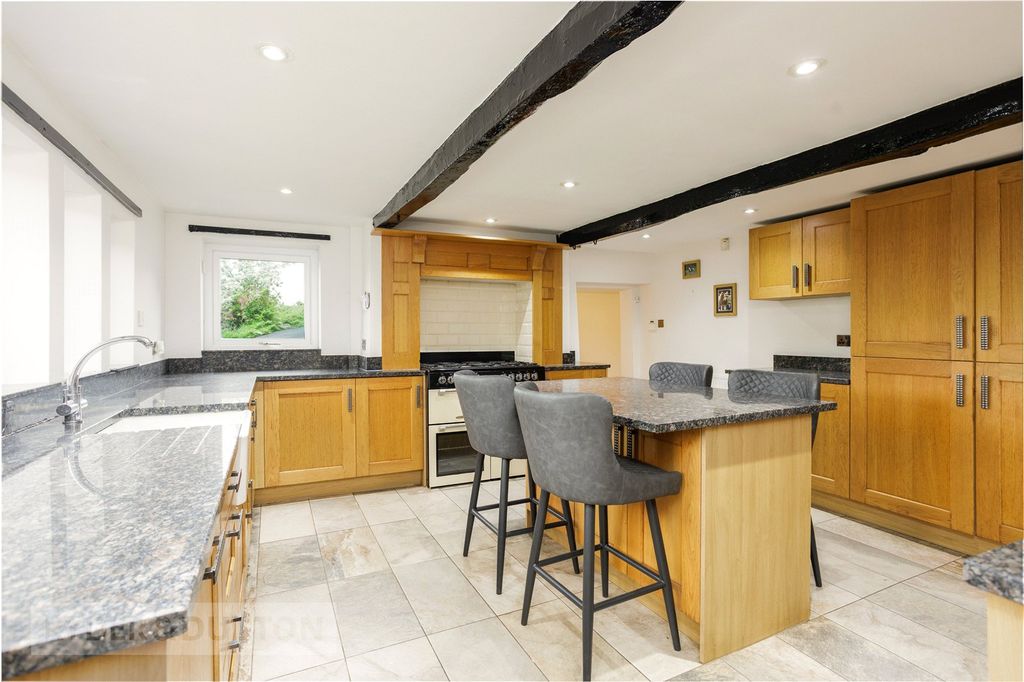 Property photo 3 of 27 Kitchen/Breakfast