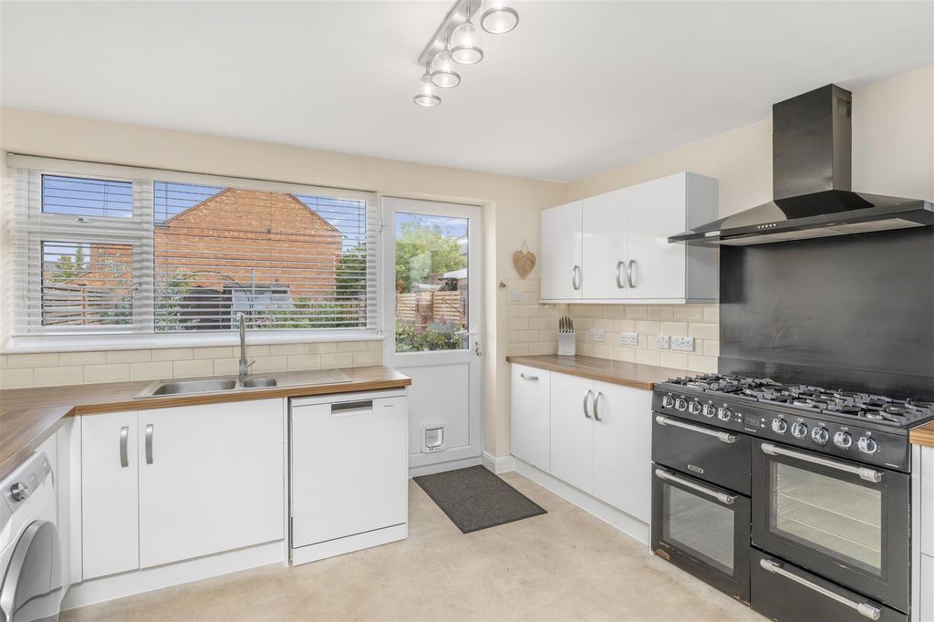 Property photo 2 of 15 104 West Street, Banbury-11.Jpg