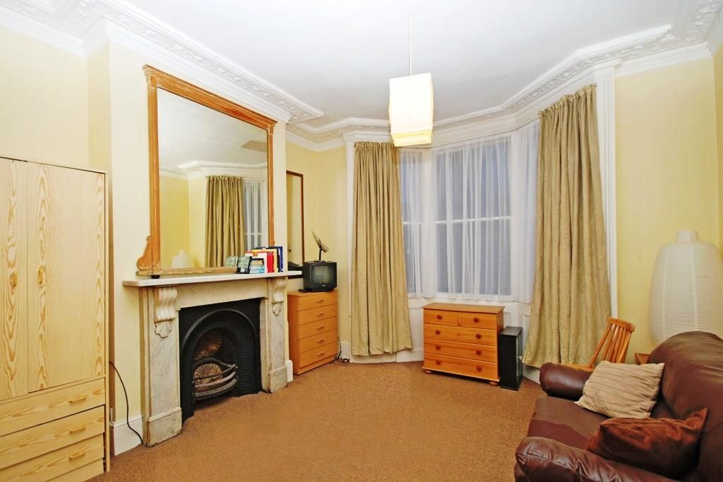 Property photo 2 of 9 Tomlins Grove, 14, Flat 1 2.Jpg