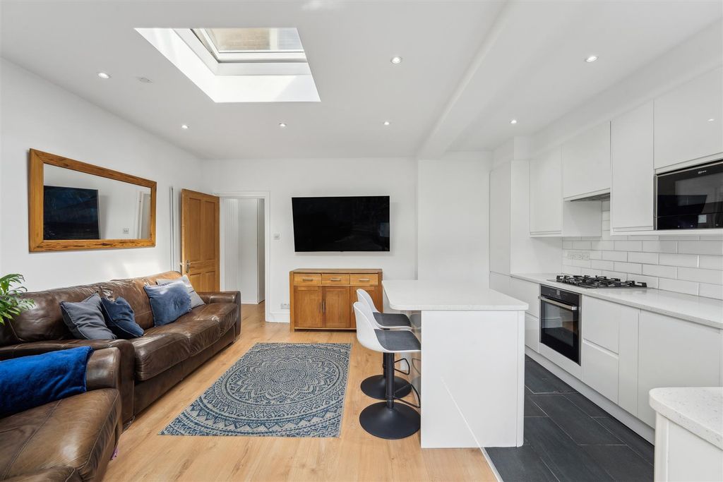 Property photo 3 of 18 Kitchen/Reception