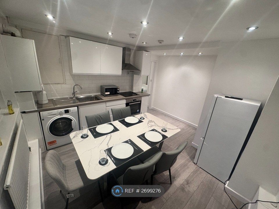 Property photo 2 of 13 Kitchen/Communal Area