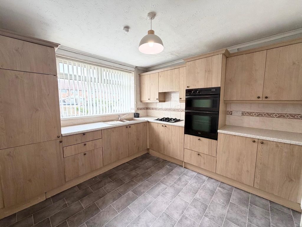 Property photo 3 of 8 Kitchen