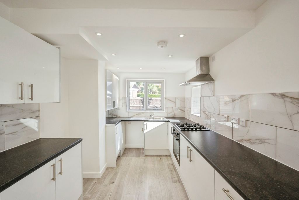 Property photo 3 of 17 Kitchen