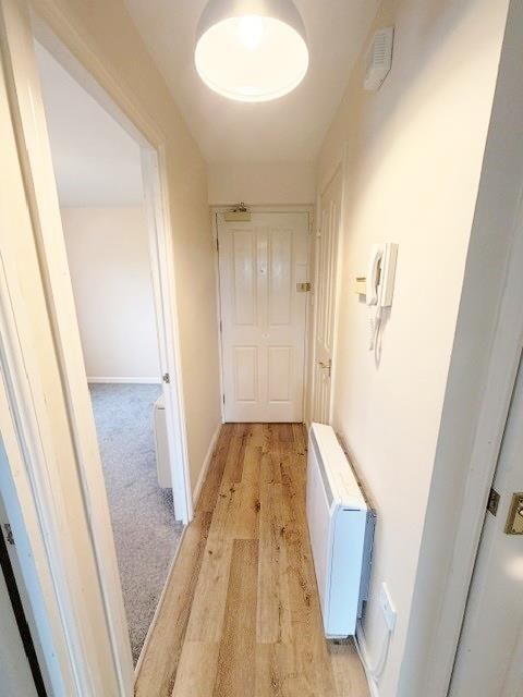 Property photo 2 of 11 Hallway