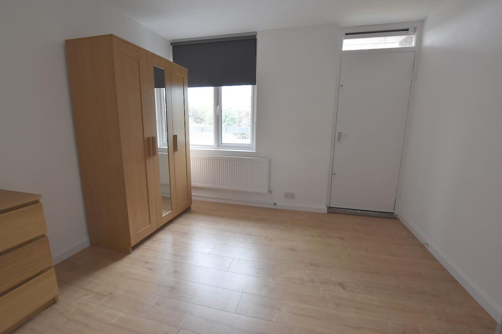 Property photo 2 of 9 Bed1.Jpg