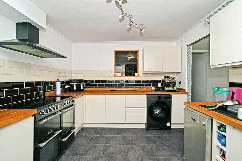 Property photo 2 of 17 Kitchen
