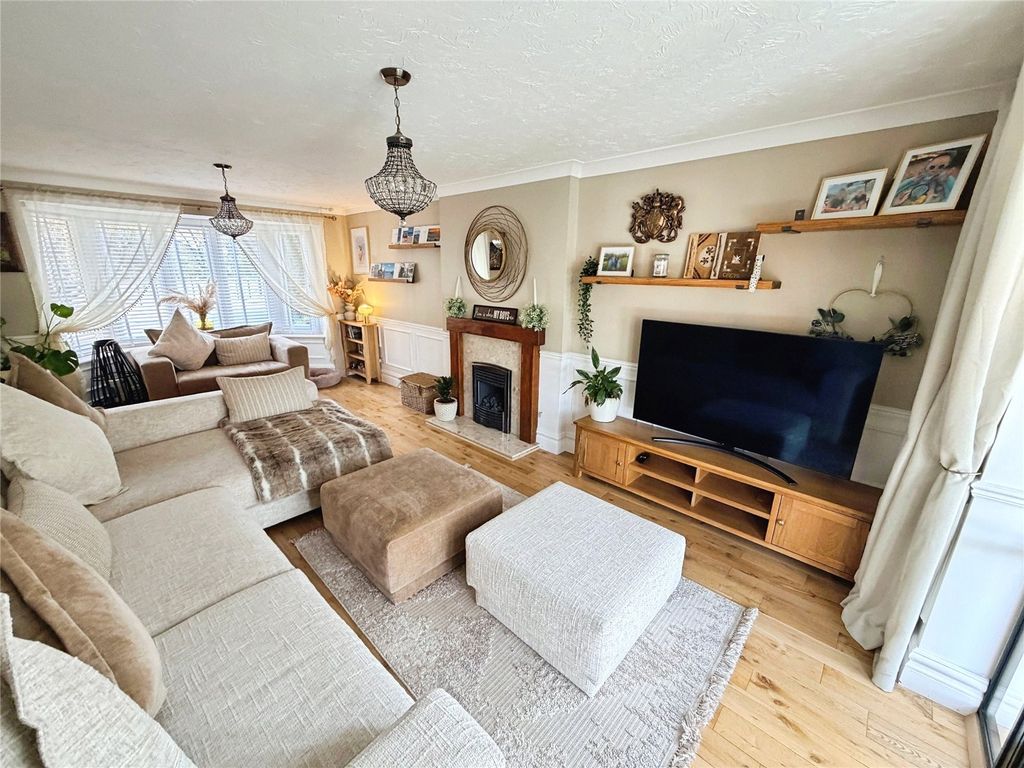 Property photo 2 of 34 Cosy Lounge