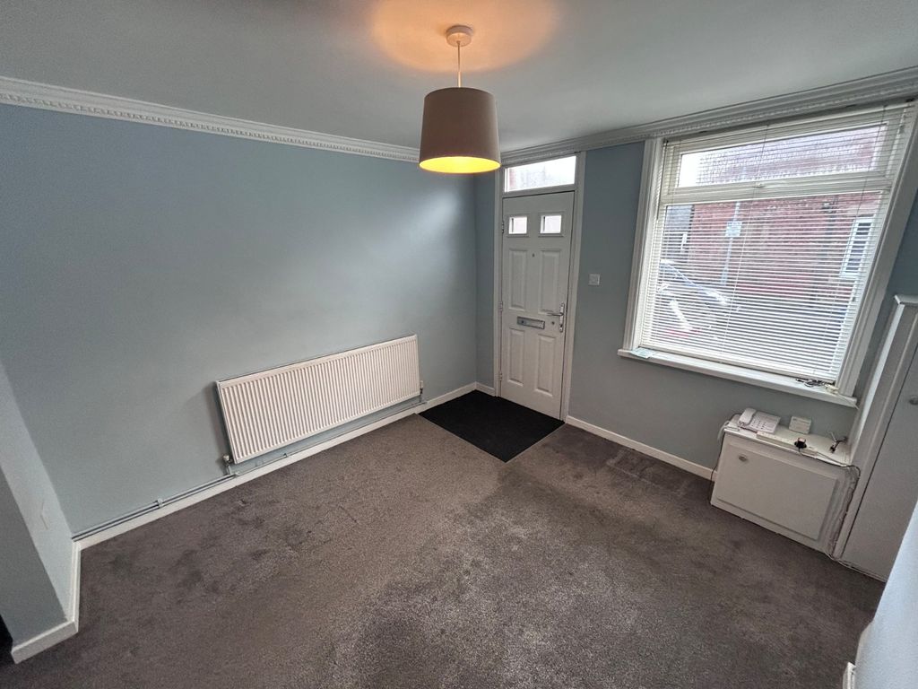 Property photo 2 of 11 Lounge