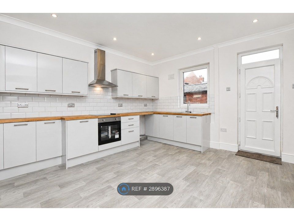 Property photo 1 of 17 Kitchen