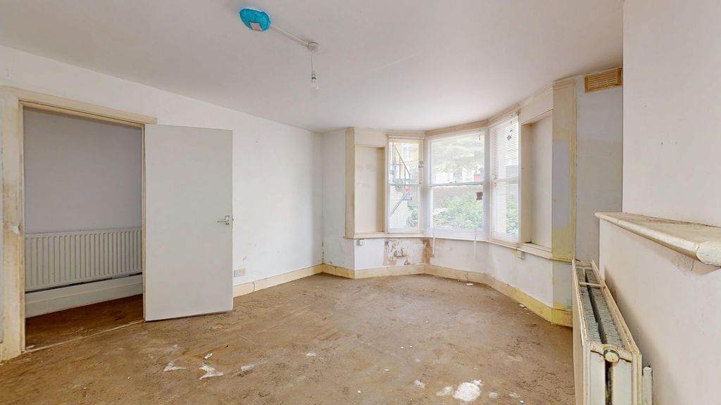 Property photo 3 of 16 Flat A, 41 Alvington Crescent, Hackney, London, E8 2Nn