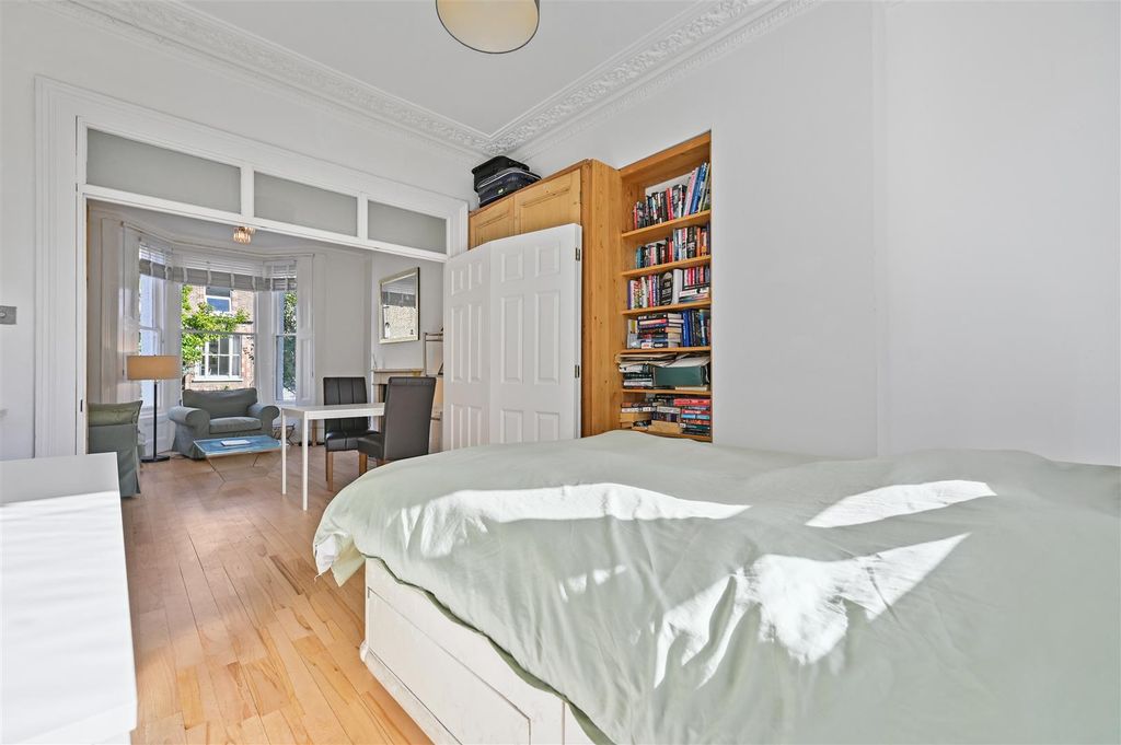 Property photo 2 of 8 Brackenbury Gardens - Bedroom