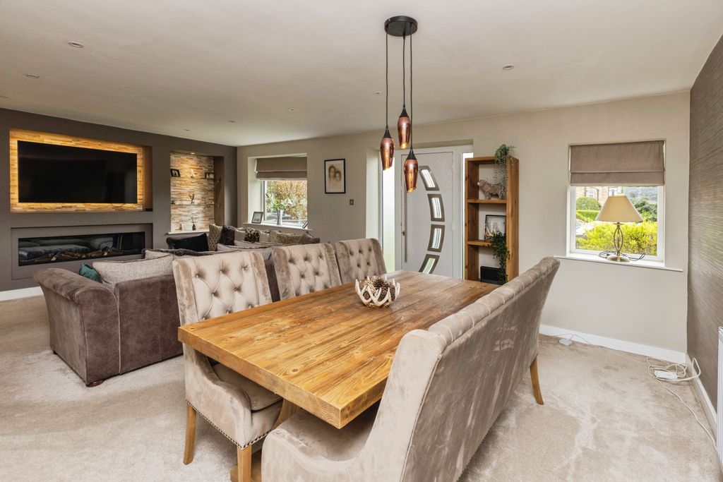 Property photo 3 of 14 Living / Dining Room