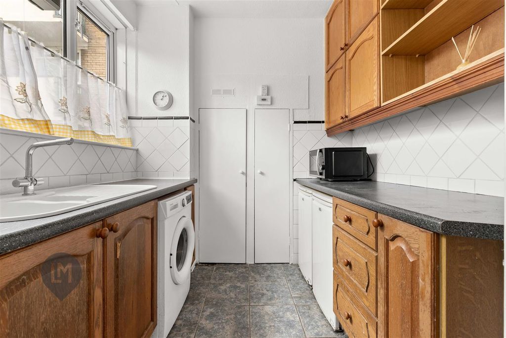 Property photo 3 of 6 Kitchen