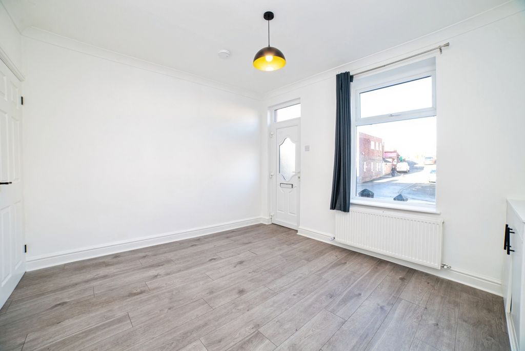 Property photo 2 of 14 Lounge