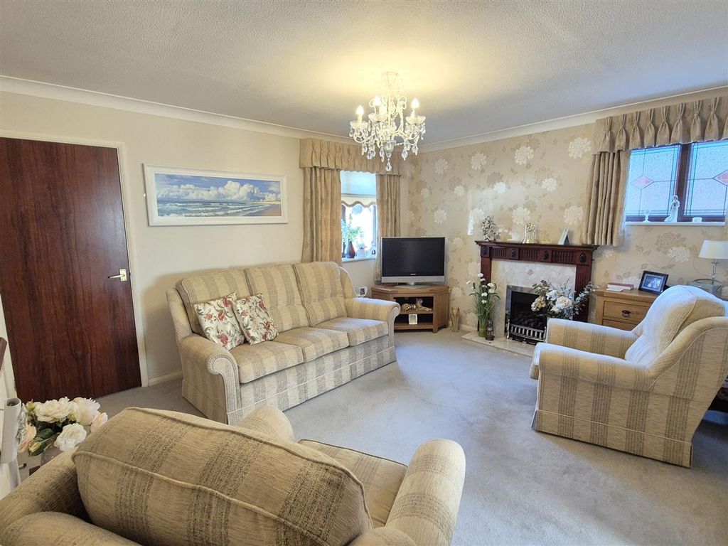 Property photo 2 of 16 Lounge