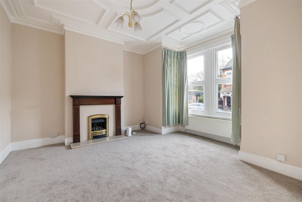 Property photo 2 of 26 Vincent Road, E4