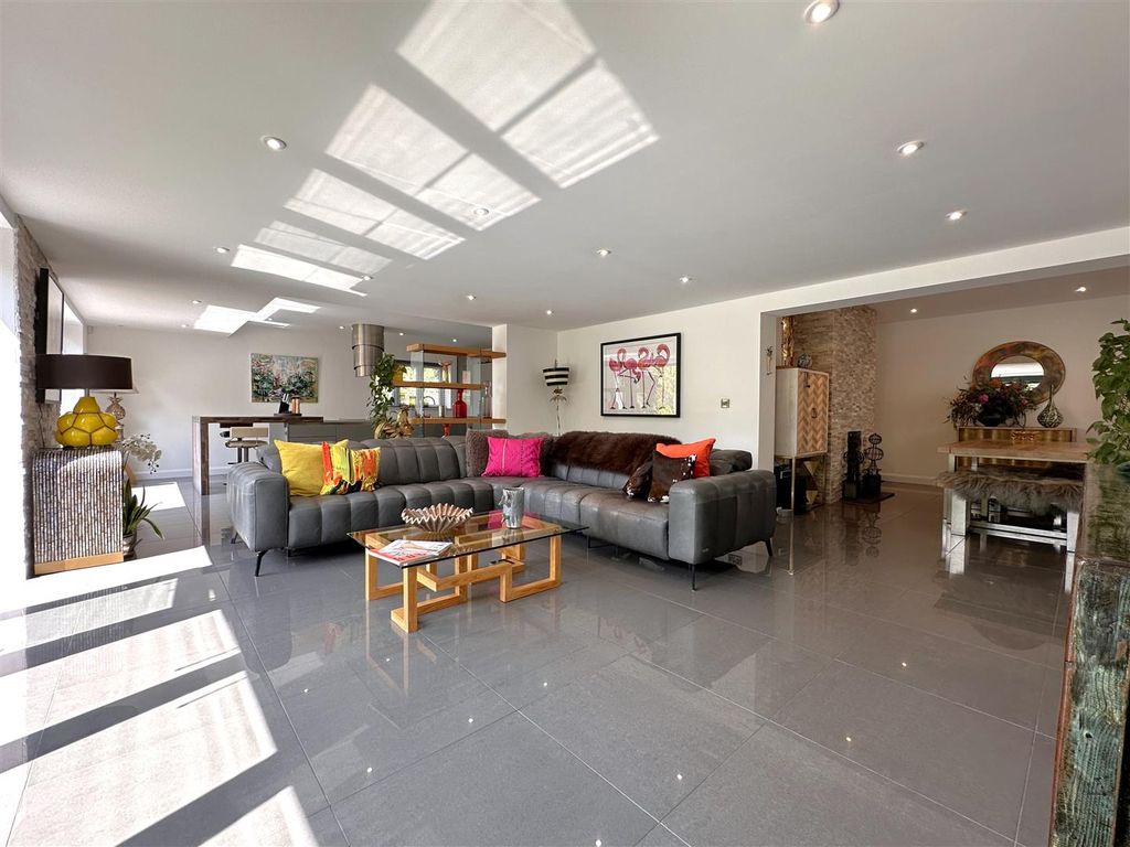 Property photo 2 of 38 Open-Plan Living Space 451