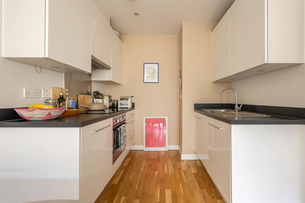 Property photo 3 of 17 Marcon Place, E8