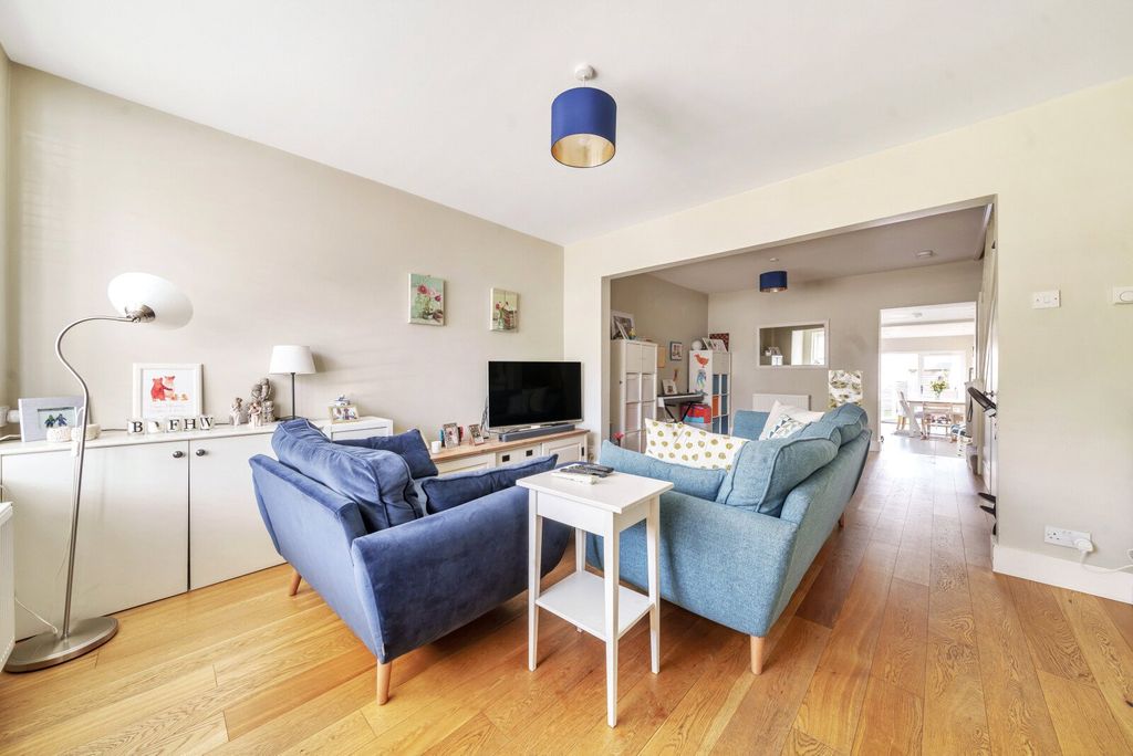 Property photo 3 of 11 Living Rooo