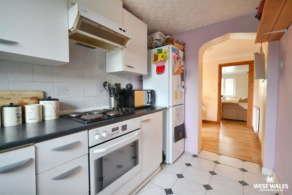 Property photo 2 of 21 Kitchen