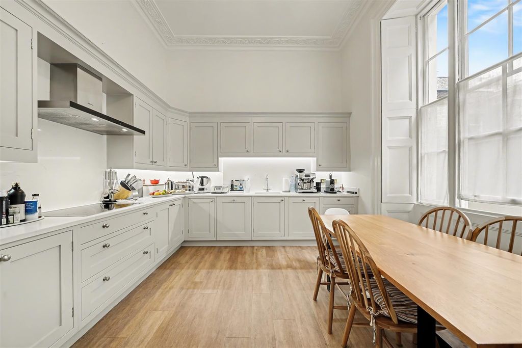 Property photo 3 of 11 16 Park Square East Nw1 4Lh-12.Jpg