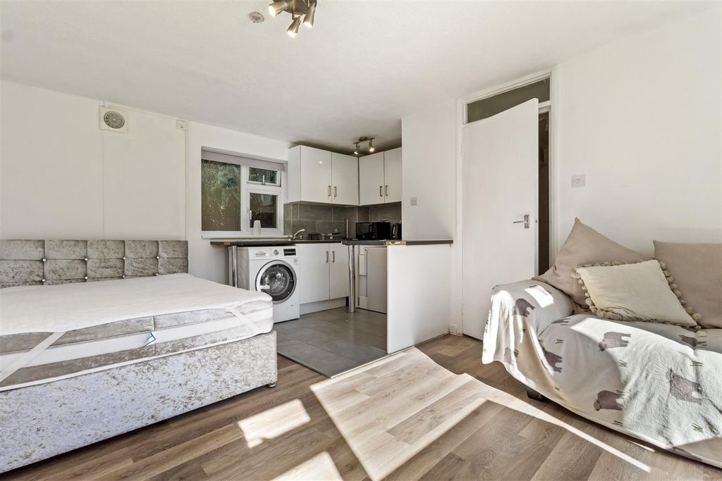 Property photo 2 of 10 1 Hampden Court-001.Jpg