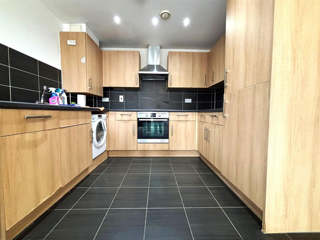 Property photo 2 of 11 Kitchen