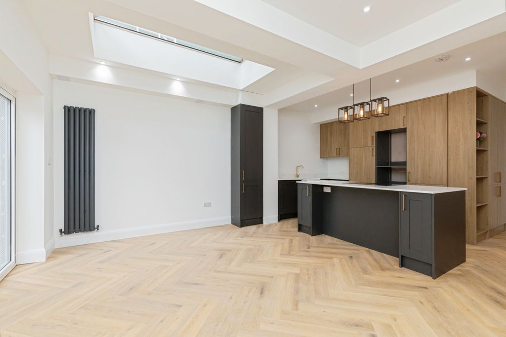 Property photo 2 of 20 Kitchen / Dining Room