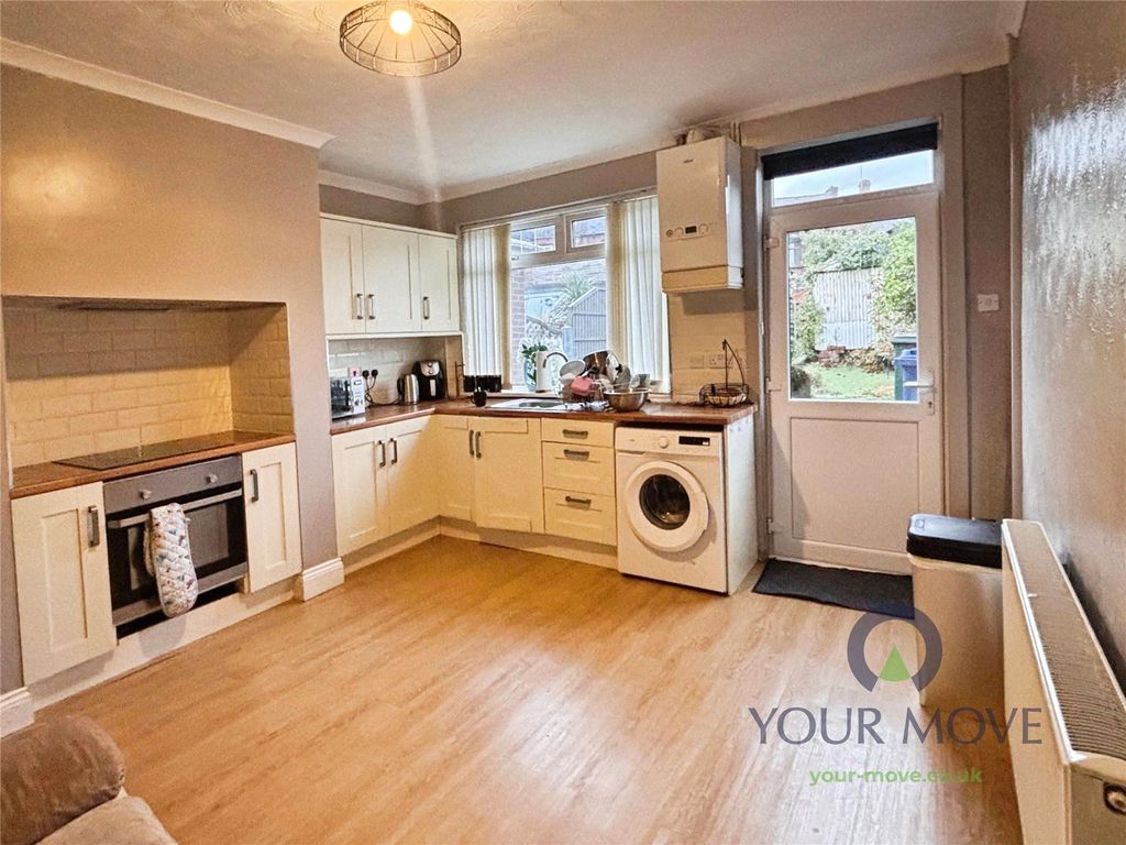 Property photo 3 of 10 Kitchen