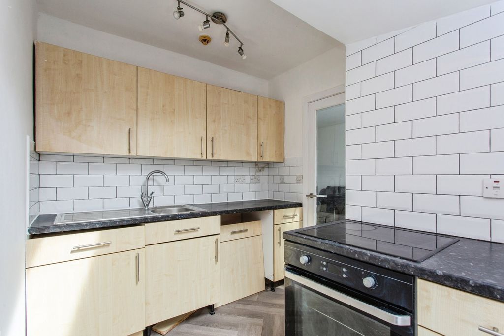 Property photo 2 of 8 Kitchen