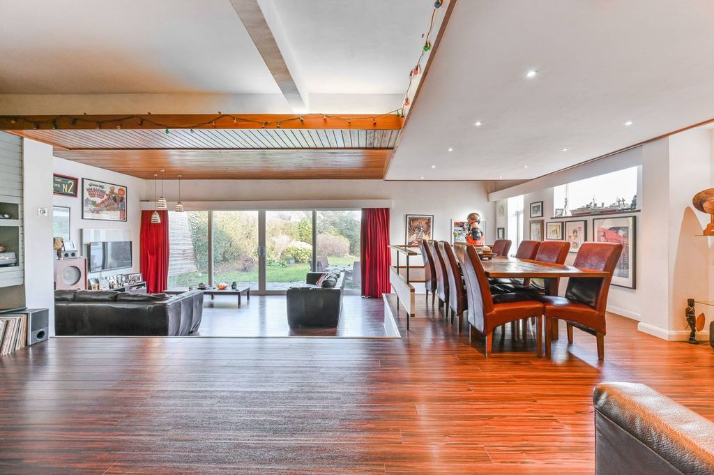 Property photo 2 of 26