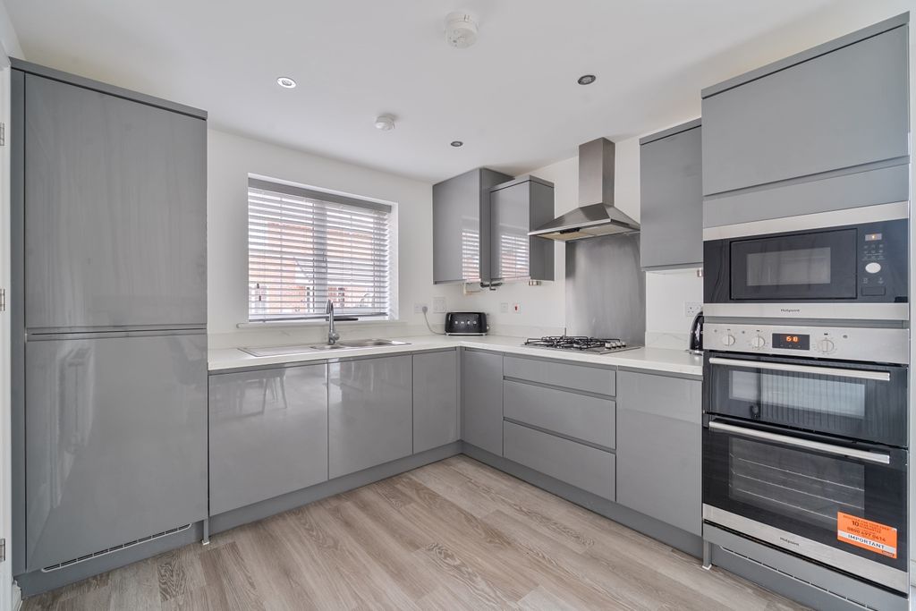 Property photo 3 of 21 1410191-26-698A1Aee143A2-Arw-1