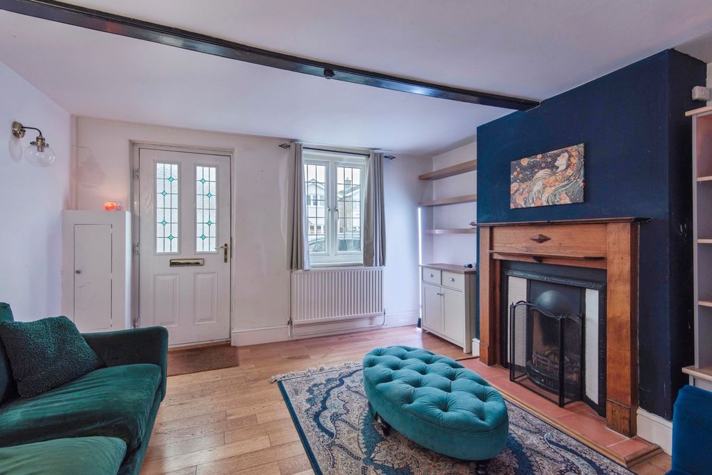 Property photo 3 of 18 Lounge