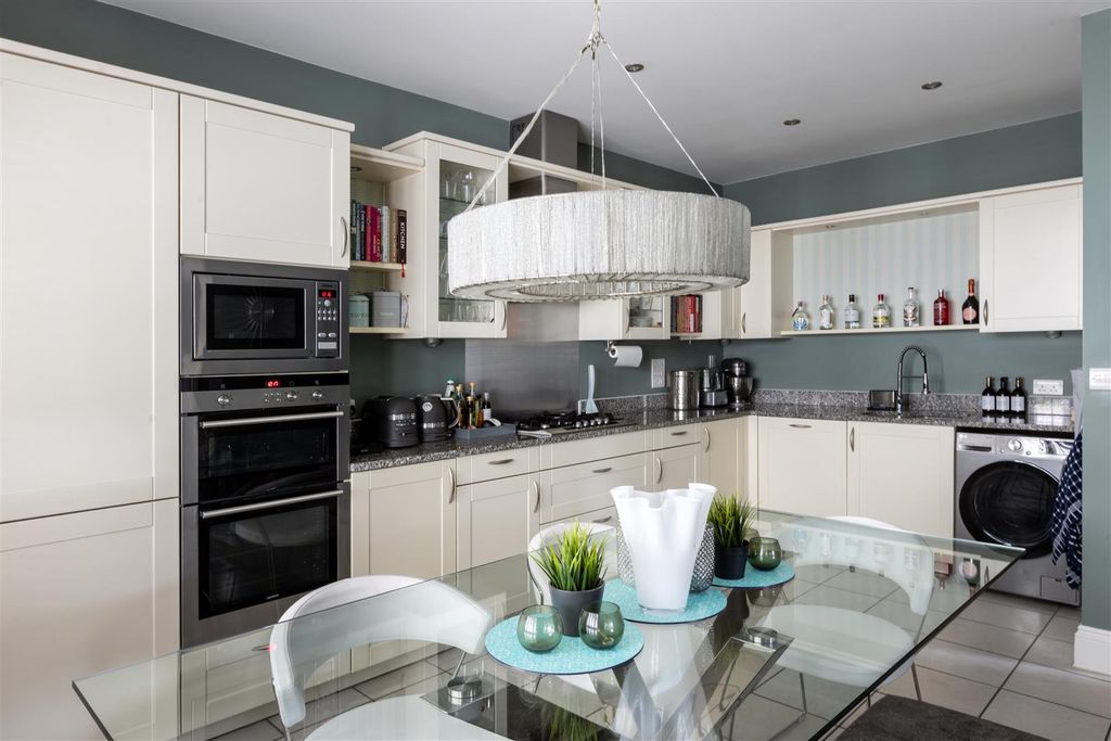 Additional image 6 of 2 bed flat for saleWray Park Road, Reigate RH2